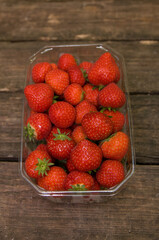 erdbeere erdbeeren schale obst saisonal
