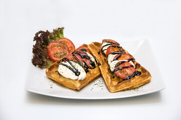 Waffel mit Tomaten und Salat