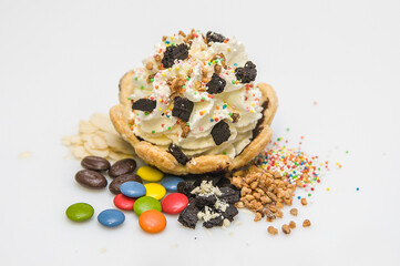Dessert mit Sahne und Waffel