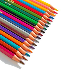 Crayons de couleur sur fond blanc.