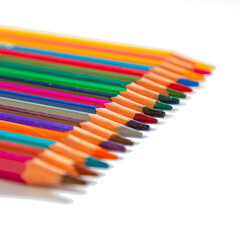 Crayons de couleur sur fond blanc.