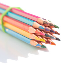 Crayons de couleur sur fond blanc.