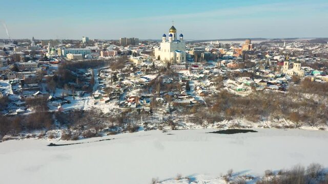 Aerial video low-rise buildings of the ancient Russian city of Yelets and Ascension Cathedral on a frosty winter day