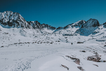 Paisaje montañas nevadas en Pas de la Casa Andorra 