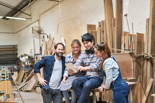 Junges Handwerker Start-Up Team mit Laptop