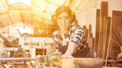 Frau macht Ausbildung zum Schreiner in Werkstatt