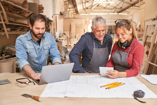 Handwerker als Tischler Team mit Laptop Computer