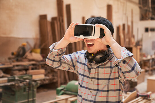 Staunender Handwerker mit VR-Brille
