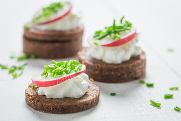 Sandwich with pumpernickel bread and cottage cheese
