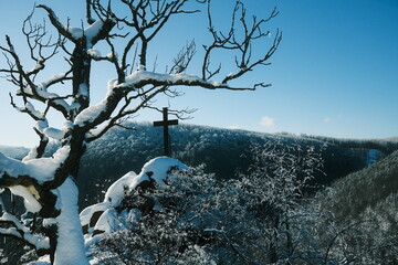 Gipfelkreuz auf dem Ilsestein im Winter. Blauer Himmel und Kaiserwetter