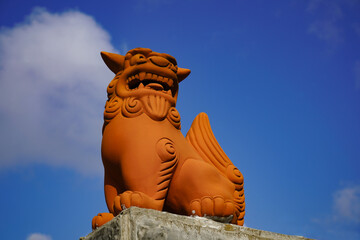 空を見つめる赤土シーサー