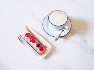 カフェのエクレアとカプチーノ