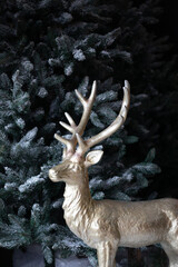 Dekoracja świąteczna z jeleniem  - obrazy, fototapety, plakaty