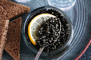 Black fish caviar with slices of black bread.