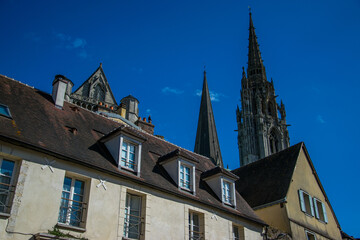 Torres de una catedral gótica que contrastan con los tejados de las casas cercanas