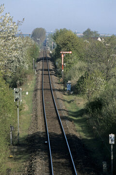  eingleisige Eisenbahnstrecke.