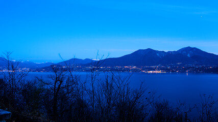 Lago Maggiore fotografato all'ora blu da Novaglio, Oggebbio (VB), Piemonte, Italia.