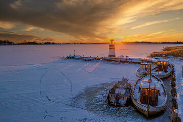 Sonnenuntergang über dem Hafen von Ummanz auf der Insel Rügen