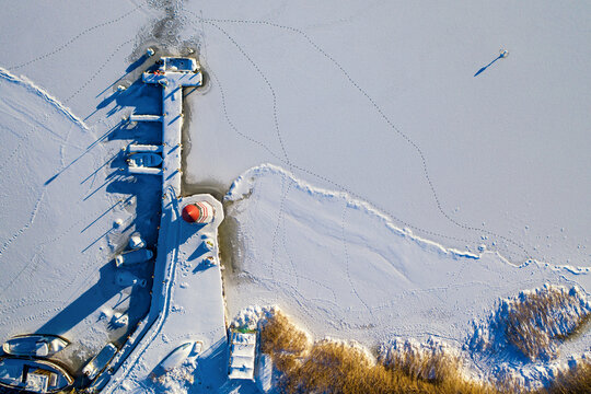 Hafen und Leuchtturm von Ummanz im Winter aus der Vogelperspektive