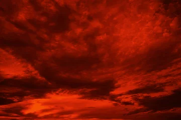 Papier Peint photo autocollant Rouge violet Abstrait rouge foncé. Ciel rouge dramatique. Coucher de soleil rouge avec des nuages. Fond de coucher de soleil fantastique avec espace de copie pour la conception. Halloween, armageddon, apocalypse, concept de fin du monde.