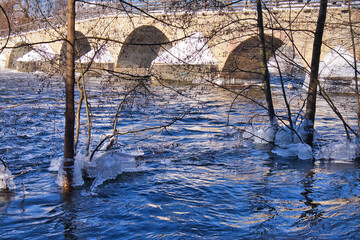 Obraz na płótnie Canvas Hochwasser am Saale Wehr im Winter, Hochwasseranlage Burgau in Jena, Thüringen, Deutschland 