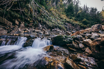 Obraz premium A large waterfall over a rocky cliff