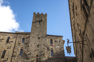 Dettaglio della facciata del Palazzo Pretorio di Volterra