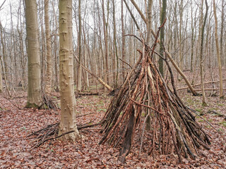 Abenteuerliche aus Ästen selbstgebaute Holzhütte im Wald  © Britta Kromand