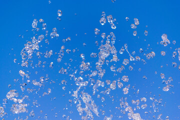 青空にキラキラ輝く水しぶき