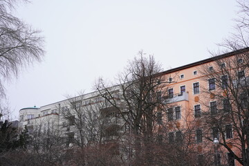 Fototapeta na wymiar Architektur in Berlin: Häuserzeile mit kahlen Bäumen im Winter in Kreuzberg vom Landwehrkanal aus gesehen