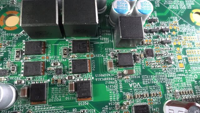 パソコンの基板をクローズアップで俯瞰移動する映像