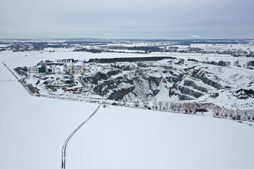 Fototapeta na wymiar Steinbruch im Lockdown während Schneefall im Winter
