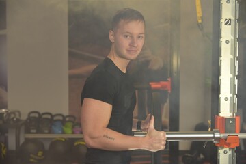 Fitness Center Trainer Mann Hantel Training