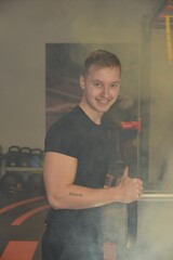 Fitness Center Trainer Mann Hantel Training