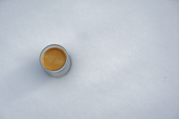 Tasse de café posée dans la neige