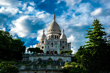 Fototapeta premium El Sacre Coeur desde los jardines de Montmartre