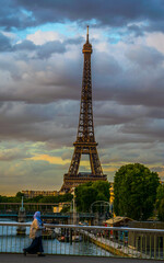 Fototapeta na wymiar La Torre Eiffel y el río Sena desde uno de los puentes