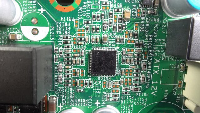 パソコンのマザーボードをクローズアップで俯瞰移動する映像