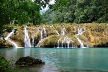 Obraz premium Paisajes de pozas escalonadas de agua, todas de color turquesa en el río Cahabón, a su paso por el parque de Semuc Champey, en la selva del centro de Guatemala 