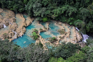 Fototapeta na wymiar Paisajes de pozas escalonadas de agua, todas de color turquesa en el río Cahabón, a su paso por el parque de Semuc Champey, en la selva del centro de Guatemala 