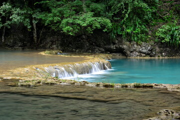 Paisajes de pozas escalonadas de agua, todas de color turquesa en el r&iacute;o Cahab&oacute;n, a su paso por el parque de Semuc Champey, en la selva del centro de Guatemala
