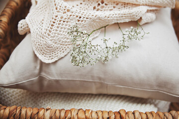 Kissen und Decken aus Baumwolle und Spitze in Korb