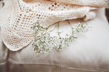 Kissen und Decken aus Baumwolle und Spitze in Korb