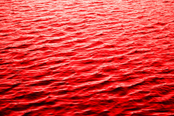 赤い波が立つ湖