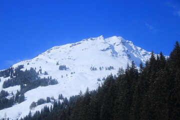 Fototapeta premium Blick in die schneebedeckten Alpen bei Saalbach Hinterglemm in Österreich