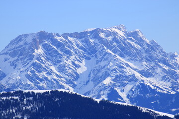 Obraz premium Blick in die schneebedeckten Alpen bei Saalbach Hinterglemm in Österreich