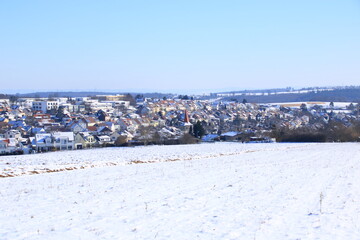 Blick auf ein Baugebiet mit Ein und Mehrfamilienhäuser in Weissach