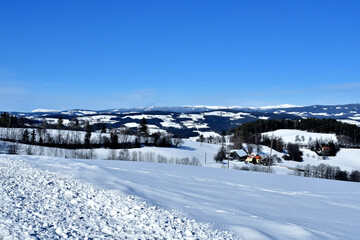 Großartige Winterlandschaft mit Blick auf den Hoch- und Niederwechsel in der Oststeiermark