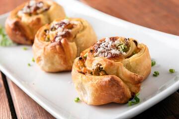 Deliziosi rotolini di pasta sfoglia farciti con zucchine, carote e mozzarella, Cucina Italiana