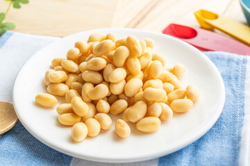 水で戻した大豆